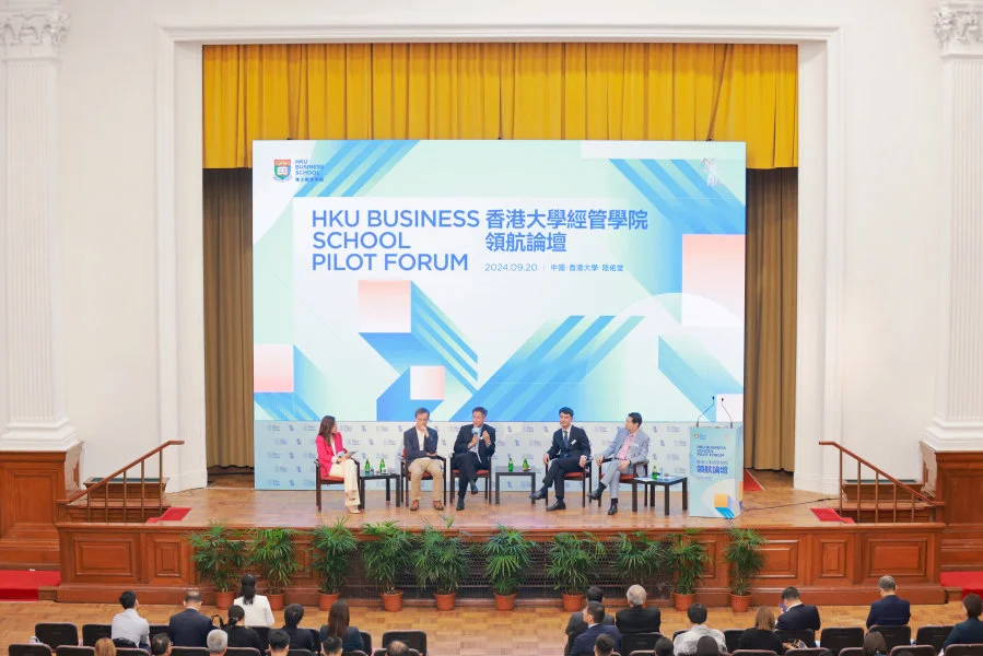 (From second left) Professor Chen LIN, Associate Vice-President of HKU, Associate Dean (Research and Knowledge Exchange) and Chair of Finance of HKU Business School; Mr. Bin QI, Executive Vice President and Deputy Chief Investment Officer of China Investment Corporation; Mr. Baozong FU, Vice Director of the International Cooperation Center, National Development and Reform Commission (NDRC-ICC); Professor Huiyao WANG, Founder and President of Center for China and Globalization (CCG), Former Counselor to the State Council of China, participate in the roundtable titled “Repositioning Hong Kong for New Growth Opportunities Globally”, moderated by Ms. Yafang XIE (first left), Former Host of Phoenix Satellite Television.    