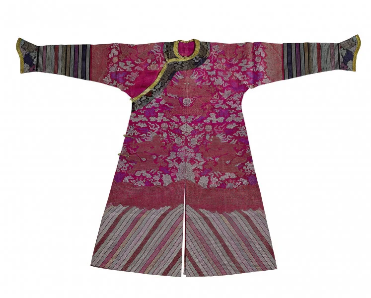 Dragon robe  China Qing dynasty (1644–1911) 19th century Silk with metallic threads 130.5 x 198 cm Gift of Dr T T Tsui, Tsui Art Foundation Ltd HKU.T.1996.1096 Image Courtesy of the University Museum and Art Gallery, HKU