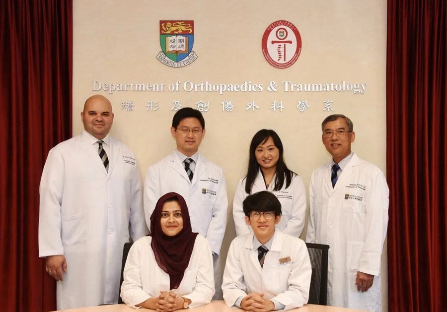 (Back from left) Dr Dino Samartzis, Associate Professor; Dr Jason Cheung Pui-yin, Clinical Assistant Professor; Ms Cora Bow Hing-yee, Senior Research Assistant; and Professor Keith Luk Dip-kei, Tam Sai-Kit Professor in Spine Surgery and Chair Professor, Department of Orthopaedics and Traumatology, Li Ka Shing Faculty of Medicine, HKU. (Front from left) Dr Uruj Zehra, Post-doctoral Fellow of Department of Orthopaedics and Traumatology; and Dr Henry Pang, Master of Research in Medicine student, Li Ka Shing Faculty of Medicine, HKU.