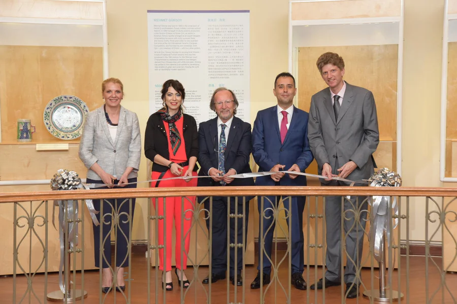 (From left) Ribbon-cutting ceremony by Ministry of Tourism and Culture of the Republic of Turkey Aysun İmirgi, Artist Nida Olçar, Artist Mehmet Gürsoy, Consul General of the Republic of Turkey in Hong Kong Korhan Kemik and UMAG Director Florian Knothe.