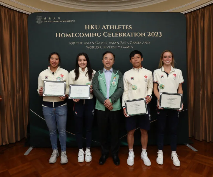 HKU President Professor Xiang Zhang presented commendations to the HKU elite athletes.  