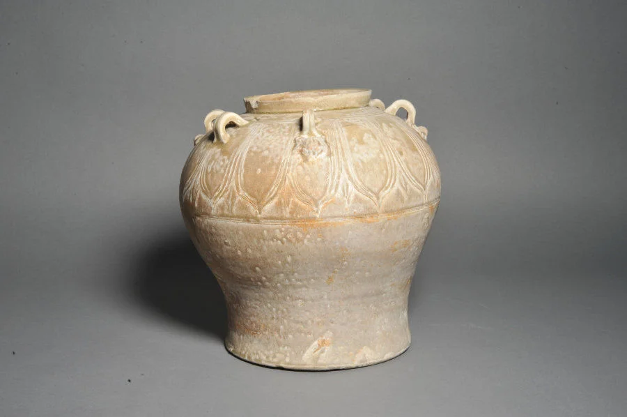 Jar: lotus petals Six Dynasties period (220–589 CE) Stoneware with celadon glaze HKU.C.1969.0334