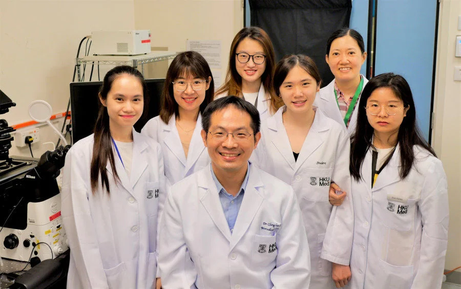 HKUMed has discovered how to impede invasive cell migrations by blocking the synthesis of PI(3,4)P2 lipids that are excessively produced in cancer cells. This study has revealed a druggable target to suppress cancer metastasis, the malignant spread of cancer cells, which ranks highest in the cause of health-related mortality in Hong Kong. The research was led by Dr Yu Cheng-han (Centre), Assistant Professor, School of Biomedical Sciences, HKUMed and conducted by his research postgraduate student Miss Feng Zhen (right on the second row).