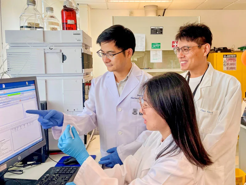 The research team, led by Professor Wang Weiping (left), has pioneered a new cancer- treatment strategy that amplifies cancer cell starvation for amino acids, which blocks cancer nutrient scavenging and thus advancing precise starvation therapy.  