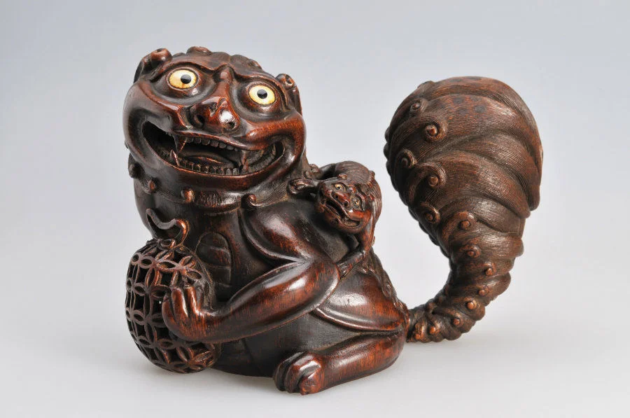 Lioness and cub China, Qing dynasty Late 18th or early 19th century Signed: Hongyu Zuo Bamboo root Height 15 cm © Sanyu Tang Collection