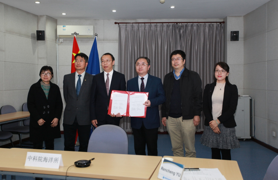 Representatives from IOCAS From the left: Professor Li LI, Key Laboratory of Experimental Marine Biological Laboratory, CAS; Professor Caiwen LI, Deputy Head, Key Laboratory of Marine Ecology & Environmental Sciences, CAS; Professor Chaolun LI, Deputy Director of IOCAS; Professor Fan WANG, Director of IOCAS; Professor Rencheng YU, Assistant Director, Key Laboratory of Marine Ecology & Environmental Sciences, CAS; Dr Yanwei LI, Head of International Cooperation Office, IOCAS.  