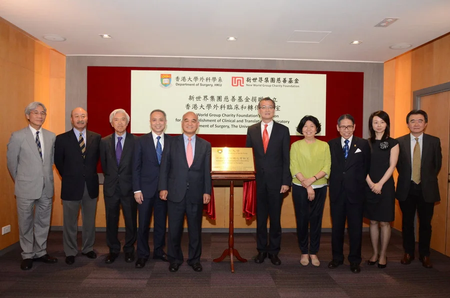 (Group photo of the representatives from New World Group Charity Foundation, New β Innovation Limited and The University of Hong Kong)