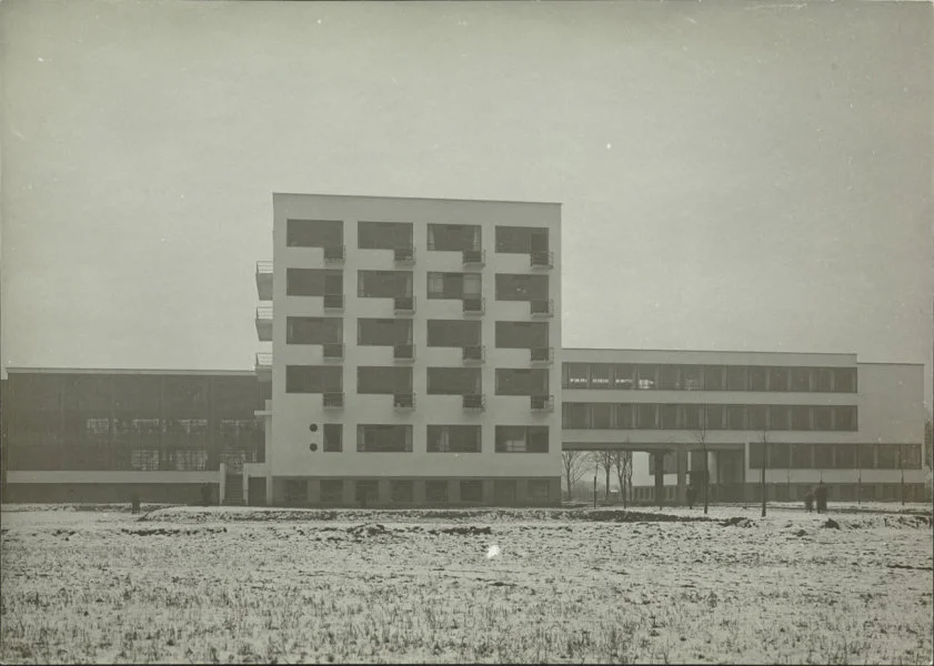 Bauhaus building in Dessau Erich Consemüller School designed by Walter Gropius Winter, eastern view © Stephan Consemüller; Klassik Stiftung Weimar, Donation Wulf Herzogenrath, Berlin