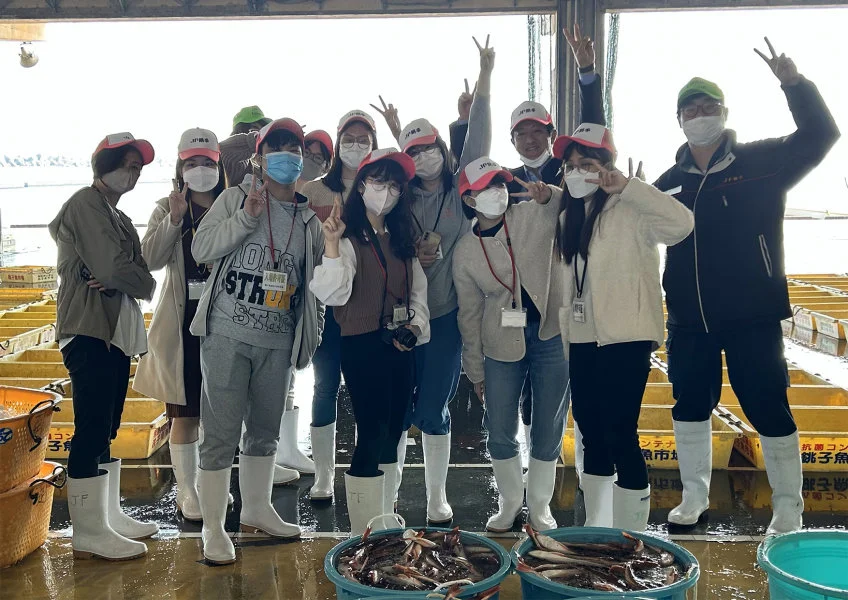 Visit to the the Choshi port. Earlier,  Mr Shirai, General Manager of Mitsubishi Corporation Choshi Branch (back row, 2nd from the right), gave a lecture on the offshore wind power project and regional revitalization project. Students learnt the importance of cooperation between businesses and local community. 