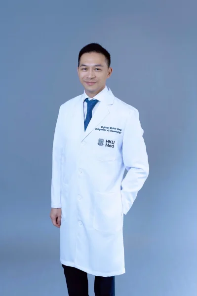 Professor Kelvin Yeung Wai-kwok led the research team in developing an innovative photocurrent-responsive implant surface to accelerate bone-to-implant integration.  