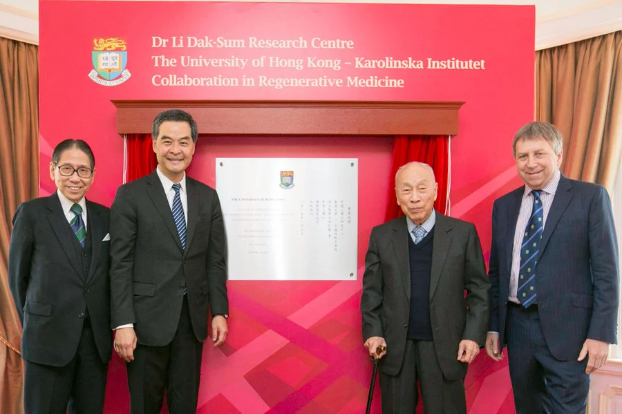 (From left) HKU Council Chairman Dr Leong Che-hung, Chief Executive Mr Leung Chun-ying, Dr Li Dak-Sum and HKU President & Vice-Chancellor Professor Peter Mathieson officiate at the plaque unveiling ceremony of the Dr Li Dak-Sum Research Centre on regenerative medicine.