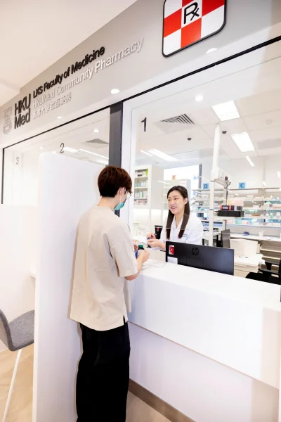 The HKUMed Community Pharmacy, situated in the Faculty’s Academic Building on 3 Sassoon Road, adjacent to Queen Mary Hospital, serves as a platform for interprofessional healthcare services and research.  