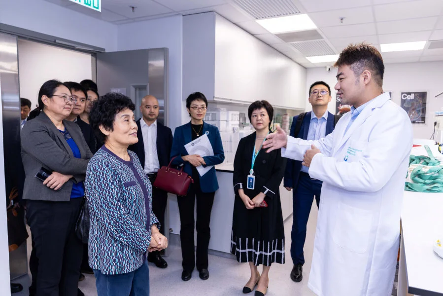 代表團參觀港大醫學院「InnoHK創新香港研發平台」，包括幹細胞轉化研究中心、免疫與感染研究中心，及病毒與疫苗研究中心。  