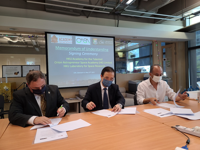 Professor Quentin Parker, Director of the HKU Laboratory for Space Research (Left), Professor Bennett Yim, Director of Undergraduate Admissions and International Student Exchange of the University of Hong Kong (Middle), Dr. Gregg Li, Chairman of the Orion Astropreneur Space Academy (OASA) (Right) signed a Memorandum of Understanding on 27 May 2021.  