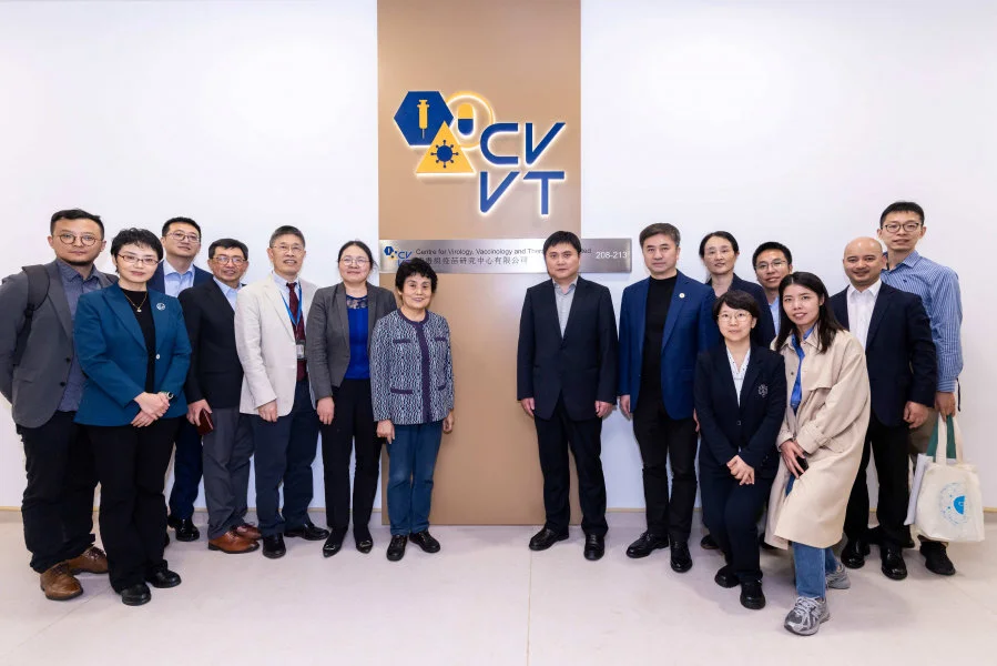 代表團參觀港大醫學院「InnoHK創新香港研發平台」，包括幹細胞轉化研究中心、免疫與感染研究中心，及病毒與疫苗研究中心。  