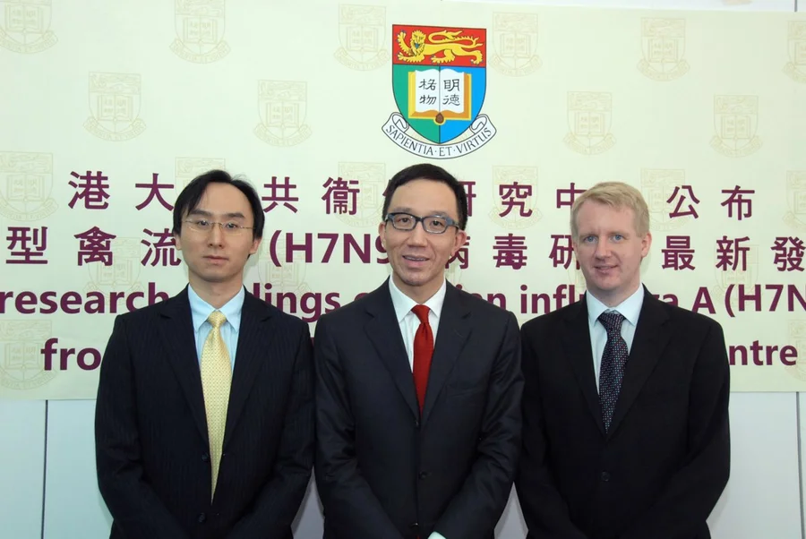 he latest study by Public Health Research Centre of Li Ka Shing Faculty of Medicine, HKU estimates that the closure of live poultry market can reduce the risk of H7N9 human infection by 97% to 99%.  If H7N9 virus strikes back again in winter, this could be an effective control measure. From the left: Dr Joseph T Wu, Associate Professor, Professor Gabriel M Leung, Chair Professor, and Dr Benjamin J Cowling, Associate Professor of School of Public Health and Public Health Research Centre, Li Ka Shing Faculty of Medicine, The University of Hong Kong