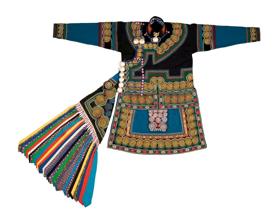 Woman’s attire, Yi ethnic minority, Liangshan Prefecture, Sichuan Province (Length of upper garment: 90cm). (Collection of Mei-yin Lee)