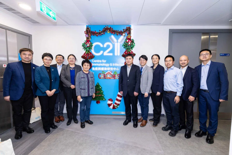 代表團參觀港大醫學院「InnoHK創新香港研發平台」，包括幹細胞轉化研究中心、免疫與感染研究中心，及病毒與疫苗研究中心。  