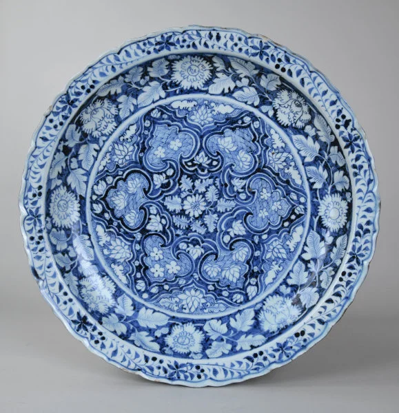 Dish Yuan dynasty, 14th century, Jingdezhen Porcelain with underglaze-blue decoration Diam. 47 cm