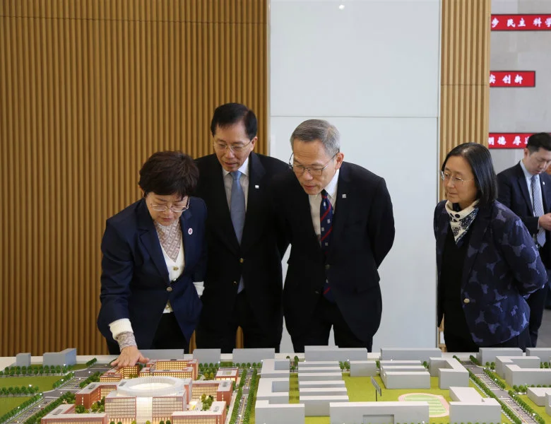 港大醫學院與北京大學醫學部就最新的醫學研究成果和未來的合作方向進行了深入探討，並順道參觀北京大學的醫學科技樓、健康醫療大數據國家研究院及醫學圖書館。  