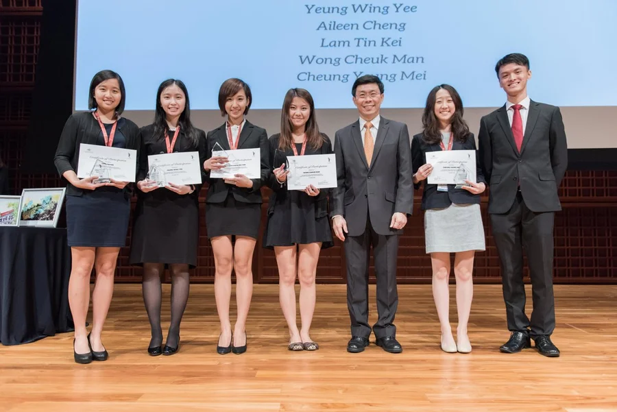 HKU Yr. 4 BA(US) Team received the Second Place Prize from Mr. Lee Yi Shyan, Member of Parliament of Singapore