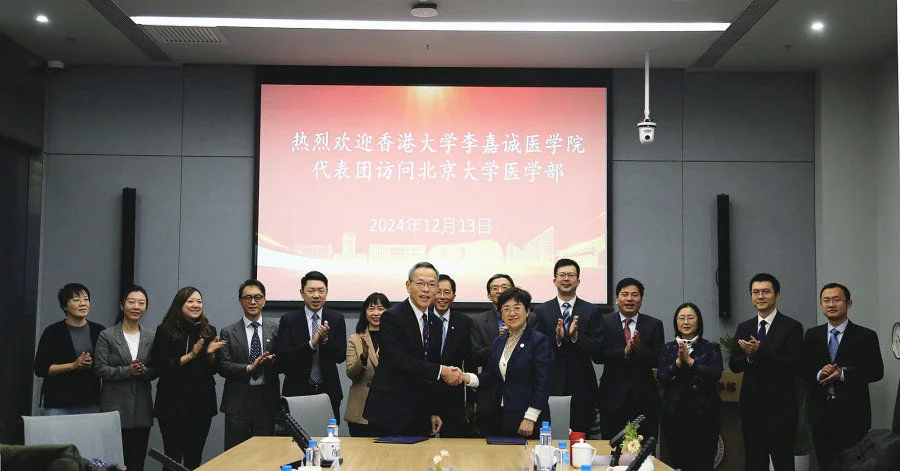 港大醫學院與北京大學醫學部於本月簽署合作備忘錄，加強雙方在人才培養、學術交流、醫學科研和臨床實習等方面的合作。   