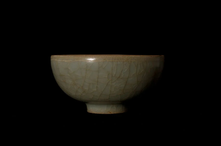 Bowl Southern Song dynasty (1127–1279 CE) Stoneware with crackled celadon glaze HKU.C.1990.0931