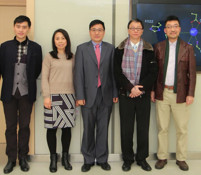 Image 2. From the right: Dr Richard Yi-Tsun KAO (Associate Professor, Department of Microbiology, HKUMed), Dr Pak-Leung HO (Director of the HKU Carol Yu Centre for Infection from the Department of Microbiology), Professor Hongzhe SUN (Norman & Cecilia Yip Professor in Bioinorganic Chemistry and Chair Professor of Research Division for Chemistry), Dr Hongyan Li (Senior research associate, Research Division for Chemistry) and Dr Runming Wang (Postdoctoral researcher, Research Division for Chemistry).  
