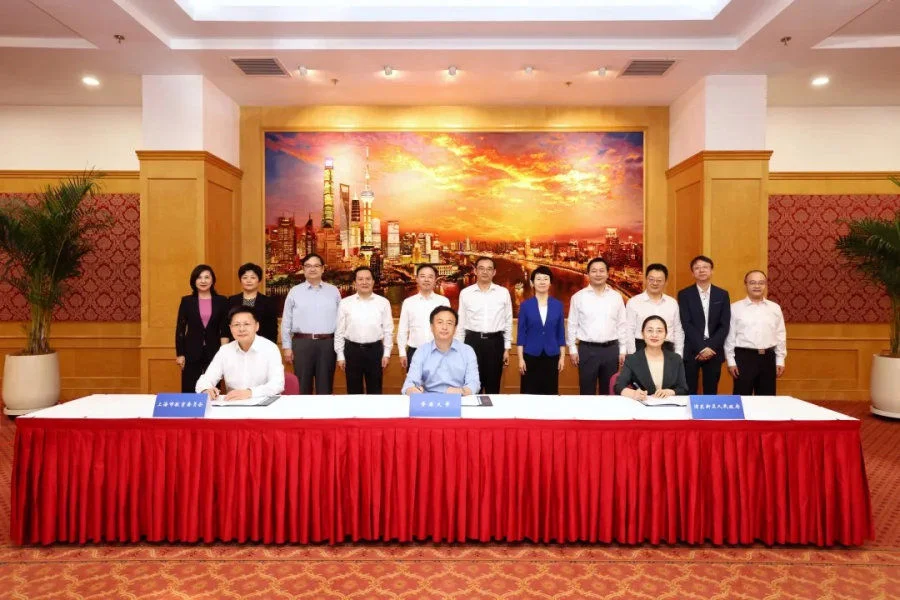 (front row from left): Mr Linlin Ye, Deputy Director of the Shanghai Municipal Education Commission, Professor Max Z.J. Shen, Vice-President and Pro-Vice-Chancellor (Research) of HKU, and Ms Difang Zhang, Deputy Chief of Pudong New Area.  