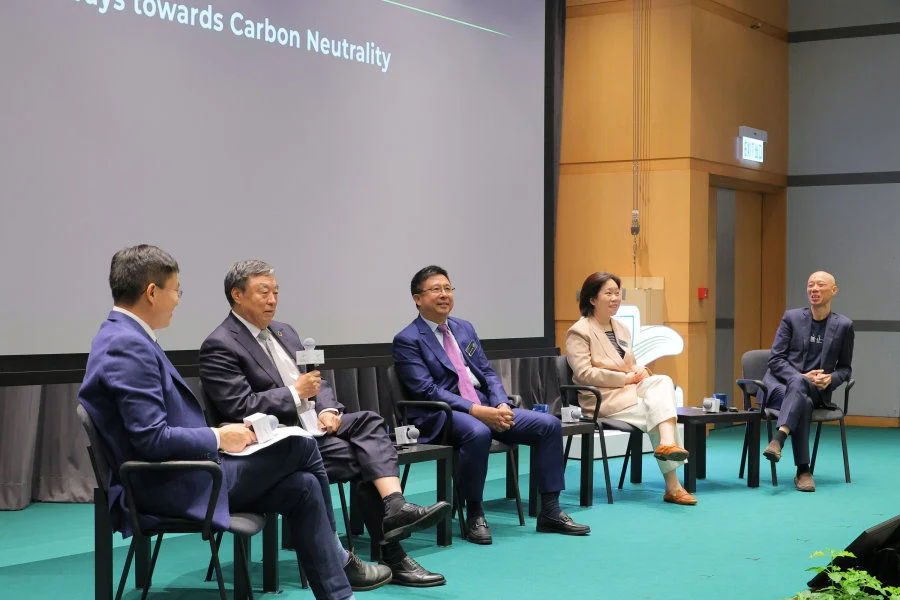 (From second left) Dr. Weihua MA, Chairman of China Entrepreneur Club, Chairman of National fund for Technology Transfer and Commercialization and Former Executive Director, President and CEO of China Merchants Bank; Dr. Mingchun SUN, Vice Chairman of Chinese Financial Association of Hong Kong; Ms. Xiaoshu WANG, Head of APAC ESG & Climate Research of MSCI; and Mr. Kam-sing WONG, GBS, JP, Former Secretary for the Environment of HKSAR and Distinguished Department of Architecture Fellow of The University of Hong Kong, participate in the panel discussion titled “Pathways towards Carbon Neutrality”, moderated by Professor Guojun HE (first left), Director of HKU Jockey Club Enterprise Sustainability Global Research Institute.   