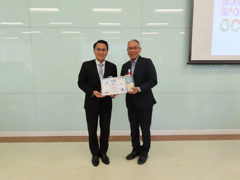 Mr Ivan Wong, Chief Executive of Ocean Park, attended the award presentation ceremony of the “Wellbeing Guardians” program and commended the students who participated in the program with flying colours. The HKU HKJC Centre for Suicide Research and Prevention extends special thanks to Ocean Park for sponsoring 4,000 admission tickets to the participating families, allowing them create fond memories at the Park together.  