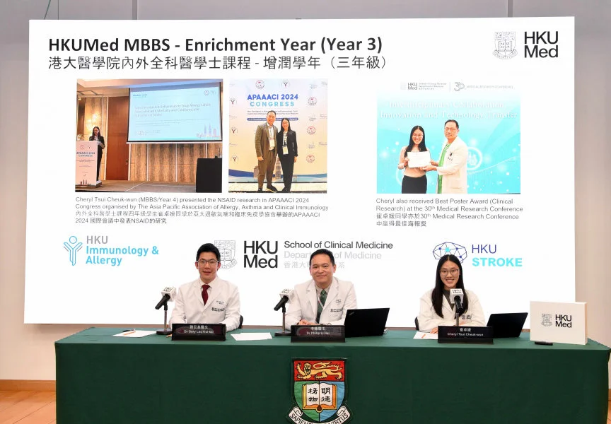 HKUMed MBBS student Cheryl Tsui Cheuk-wun (right) conducted a study to identify the association between NSAID allergy labels and poorer stroke outcomes during her Year 3 Enrichment Year. She also received the Best Poster Award (Clinical Research) at the 30th Medical Research Conference.  