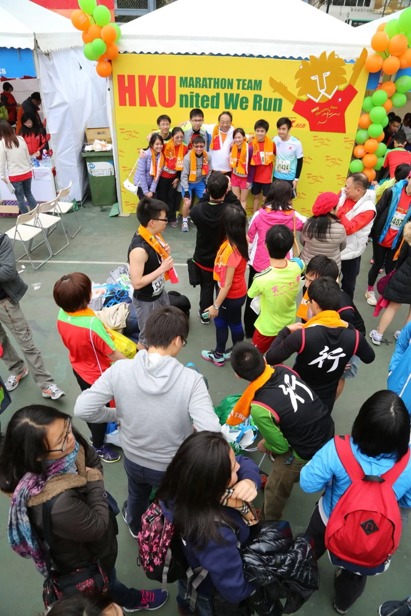 Hundreds of HKU Marathon Team members and friends queuing up to say thanks to Vice-Chancellor Lap-Chee Tsui