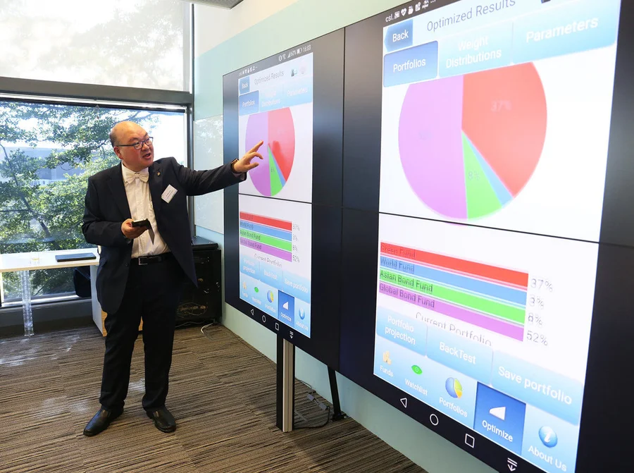 Dr Philip Yu Leung-ho of the Department of Statistics and Actuarial Science, Faculty of Science demonstrates his powerful portfolio optimization software “PORTimizer®” and a MPF mobile app “MPF Optimal Allocation”.