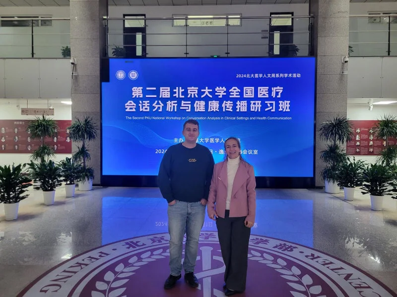 Professor Olga Zayts-Spence and Postdoctoral Fellow Dr. David Edmonds at the Second PKU National Workshop on Conversation Analysis in Clinical Settings and Health Communication. (Photo credit: Professor Olga Zayts-Spence)   