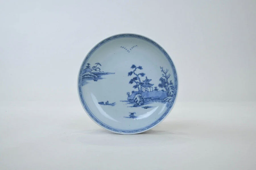 Dish Qing dynasty, Qianlong period (1736–1795) Porcelain with underglaze-blue D. 17.5 cm Gift of Dr. K. S. Lo HKU.C.1987.0915 e