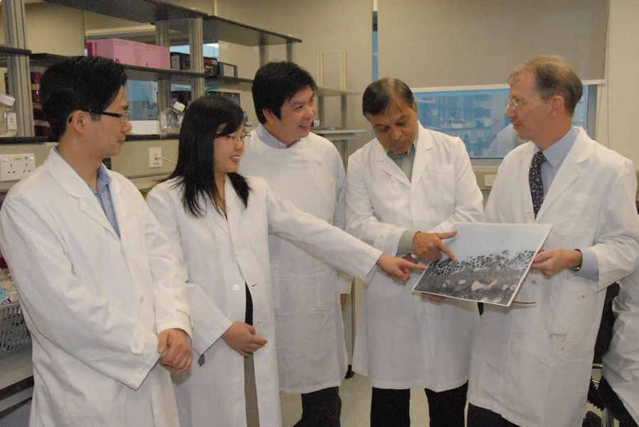 The University of Hong Kong Li Ka Shing Faculty of Medicine discovers how novel coronavirus can cause human diseases in lung and how it may spread to other organs for the first time.  The team also finds that interferon treatment can suppress the virus infection in the lung, which brings insight to the future treatment strategy.