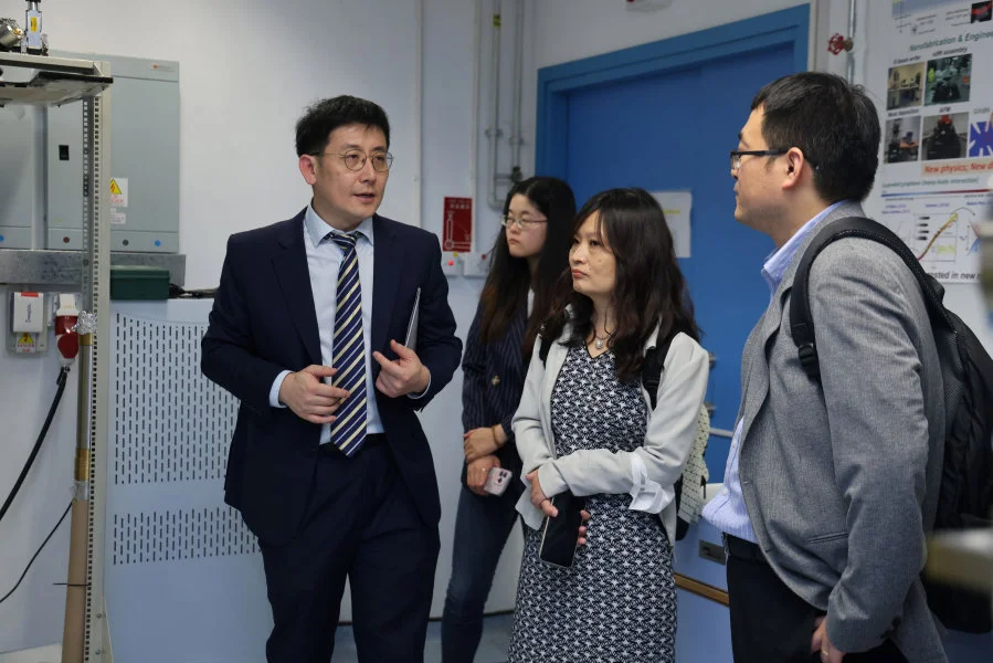 Professor Shuang Zhang (First from left), New Cornerstone Investigator, hosts the visit of his laboratory.  