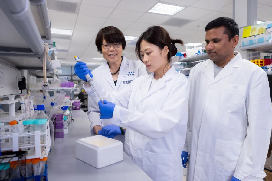 Dr Chen Jianping (left) provides scientific evidence for supporting the clinical application of the 'breast disease from liver dysfunction' TCM theory.  