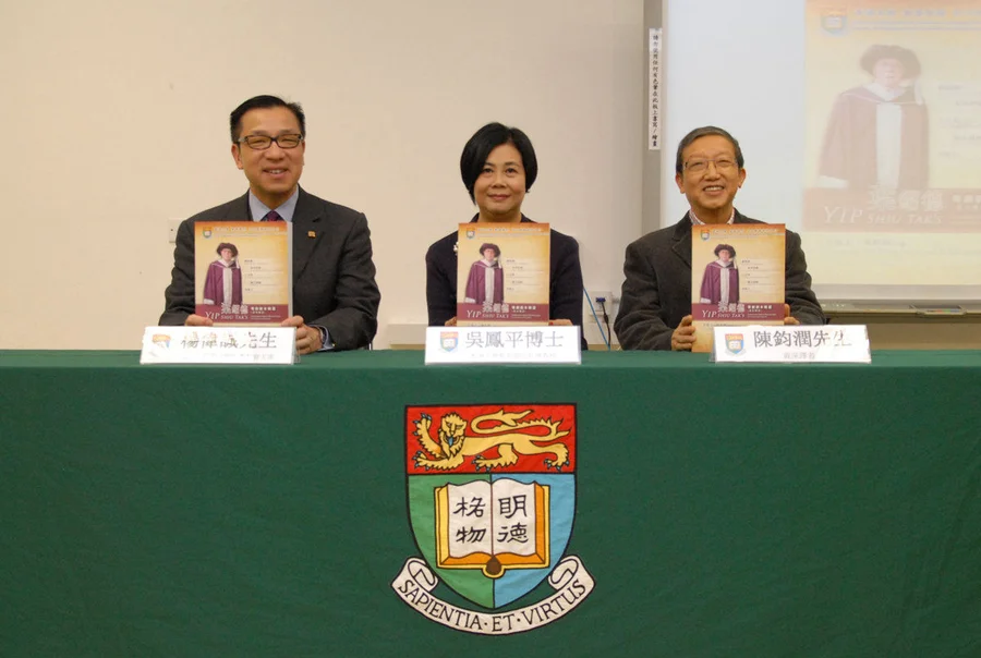 Mr. Frankie Yeung, the Chairman of Cantonese Opera Development Fund Advisory Committee (left); Dr Dorothy Ng, Assistant Professor, Faculty of Education, HKU (middle) and Mr. Rupert Chan, a veteran translator (right)
