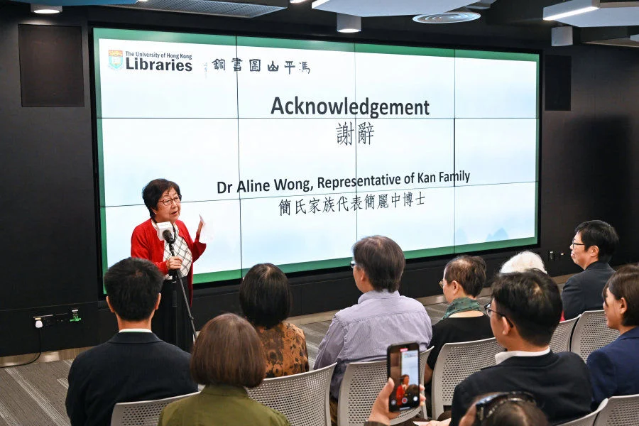 The ceremony was officiated by Ms Flora Ng, CIO and University Librarian of HKU; Professor Rosie Young, Honorary Lifetime Chairperson, HKU Foundation and Emeritus Professor of Li Ka Shing Faculty of Medicine, HKU; Dr Aline Wong, Representative of the Kan Family.