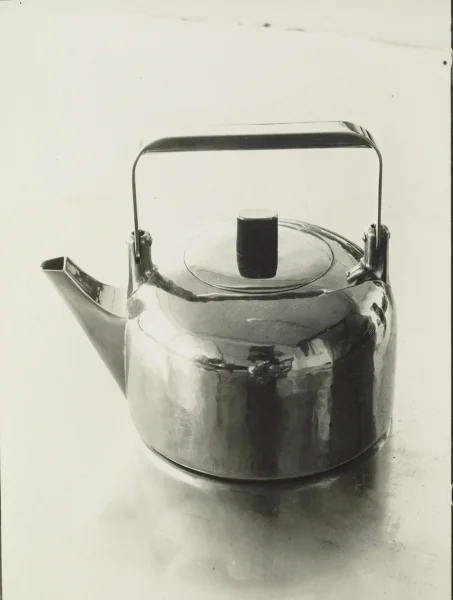 Small kettle from a hotel service (ME 47) Erich Consemüller ca. 1925/26 Hans Przyrembel and Marianne Brandt designed Brass and ebony Height 13.5 cm German National Museum of Nuremberg, Inv.-No. HG 10257 © Stephan Consemüller; Klassik Stiftung Weimar, Donation Wulf Herzogenrath, Berlin