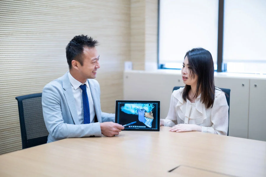 HKU Dentistry Oral and Maxillofacial Surgery research team: Dr Mike Leung (left) and Ms Natalie Wong compare the changes of patients’ quality of life (QoL) after receiving IVRO or SSRO as the treatment for mandibular prognathism.  