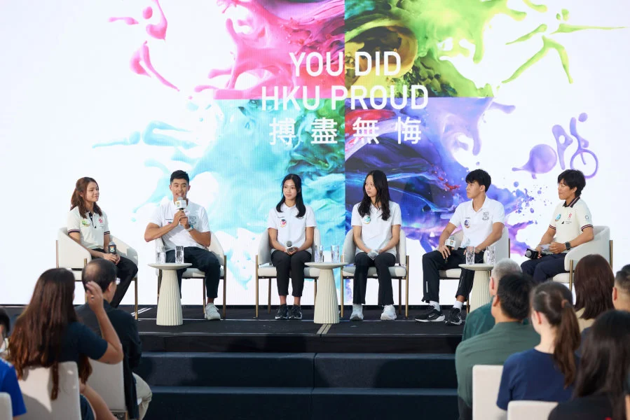 Lee Shau Kee Top Athletes Scholars Rafeek Kikabhoy (2nd  left); Pak Hoi Man Chloe (3rd  left); Cheung Sum Yuet Cindy (3rd right); and Magnus Prostur Johannsson (2nd right) share their personal experience as athletes with the hosts, fencer Coco Lin (left), and windsurfer Hayley Chan (right) on stage.  