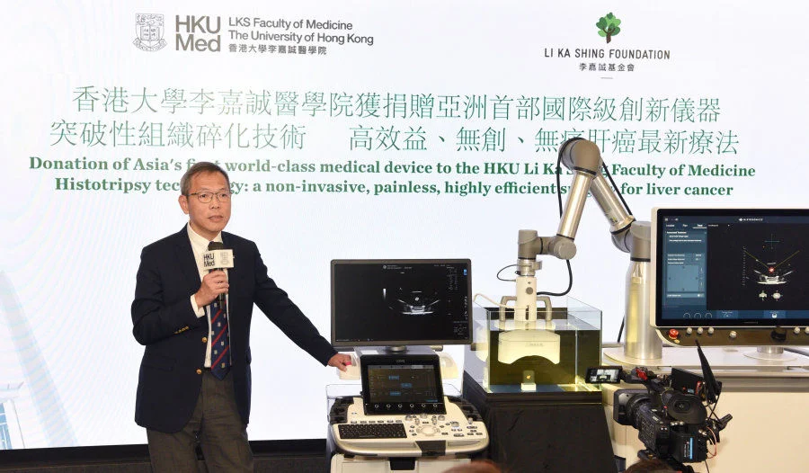 Professor Chak-sing Lau expresses his deep gratitude for the LKS Foundation's generous donation and its staunch support over the years. He announces the establishment of the Liver Cancer Research Division in the Faculty’s Centre for Cancer Medicine, the first of its kind in Hong Kong, to step up its research efforts in liver cancer treatment.  