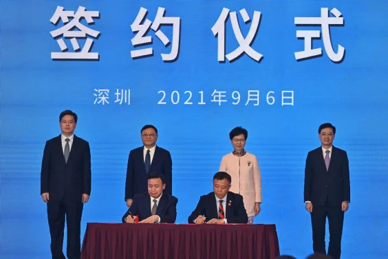 HKU signs MoU with Shenzhen Municipal People’s Government 
to establish an HKU campus in Shenzhen