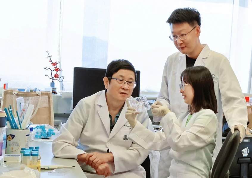 Professor Guan Xinyuan (left) and his research team developed the ‘Cancer Immunology Data Engine’, which is publicly accessible, enabling researchers worldwide to explore and analyse clinical trial data in depth, thereby accelerating advances in cancer immunotherapy research.  