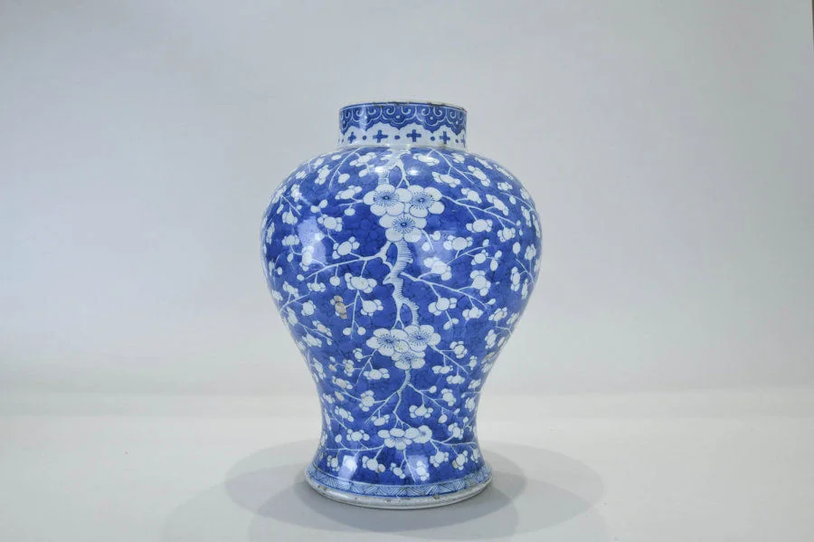 Vase Qing dynasty, Kangxi period (1662–1722) Jingdezhen, China Porcelain with underglaze blue H. 33.5 cm, D. 25.5 cm HKU.C.1954.0124
