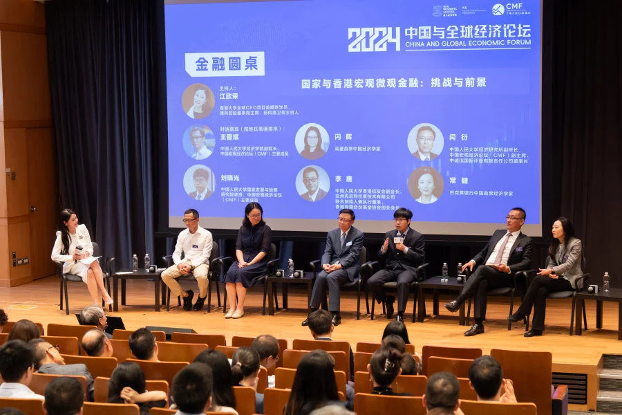 (From second left) Dr. Qing WANG, Chairman & Chief Strategist of Shanghai Chongyang Investment Management; Mr. Ziqiang XING, Chief China Economist and Managing Director of Morgan Stanley; Professor Qing LIU, Deputy Dean of National Academy of Development and Strategy of Renmin University of China, Member of CMF; Professor Bingjing LI, Associate Director of Institute of China Economy, Associate Professor of Economics of HKU Business School; Dr. Li CUI, Chief Economist and Managing Director of CCB International Securities Limited, participate in the Roundtable on Economics titled ‘Analysis and Discussion on Current China Macroeconomic Situation’, moderated by Professor Hongsong ZHANG (first left), Associate Director of Institute of China Economy, Associate Professor of Economics of HKU Business School.