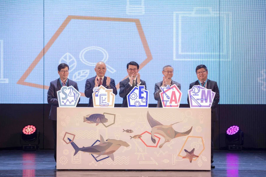 (from left) Mr Ming-keung Cheng, Principal Education Officer (Curriculum Development) of Education Bureau, Mr Leo Kung Lin-cheng, GBS, JP, Chairman of Ocean Park Corporation, Mr Edward Yau Tang-wah, GBS, JP, Secretary for Commerce and Economic Development, Professor Andy Hor Tzi-sum, Vice-President and Pro-Vice-Chancellor (Research) of The University of Hong Kong, and Mr Jimmy Li Chi-man, Chairman of HKASME, officiated The First Ocean Park International STEAM Education Conference 2019.